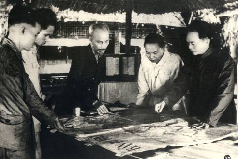 Chủ tịch Hồ Chí Minh cùng các đồng chí Trường Chinh (bên trái Chủ tịch), Phạm Văn Đồng (bên phải Chủ tịch), Võ Nguyên Giáp (ngoài cùng bên phải) quyết định mở Chiến dịch Điện Biên Phủ năm 1954.